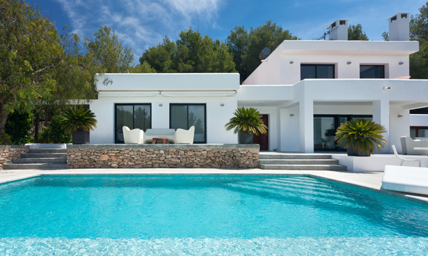 Villa de luxe à vendre à Cala Tarida avec quatre chambres