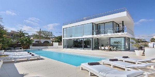 Villa de style minimaliste à vendre près d'Ibiza avec permis de location