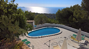Villa à flanc de colline avec une vue panoramique unique sur la mer avec coucher de soleil