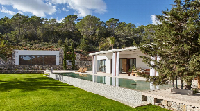Villa nouvellement meublée et magnifiquement conçue près de Cala Jondal