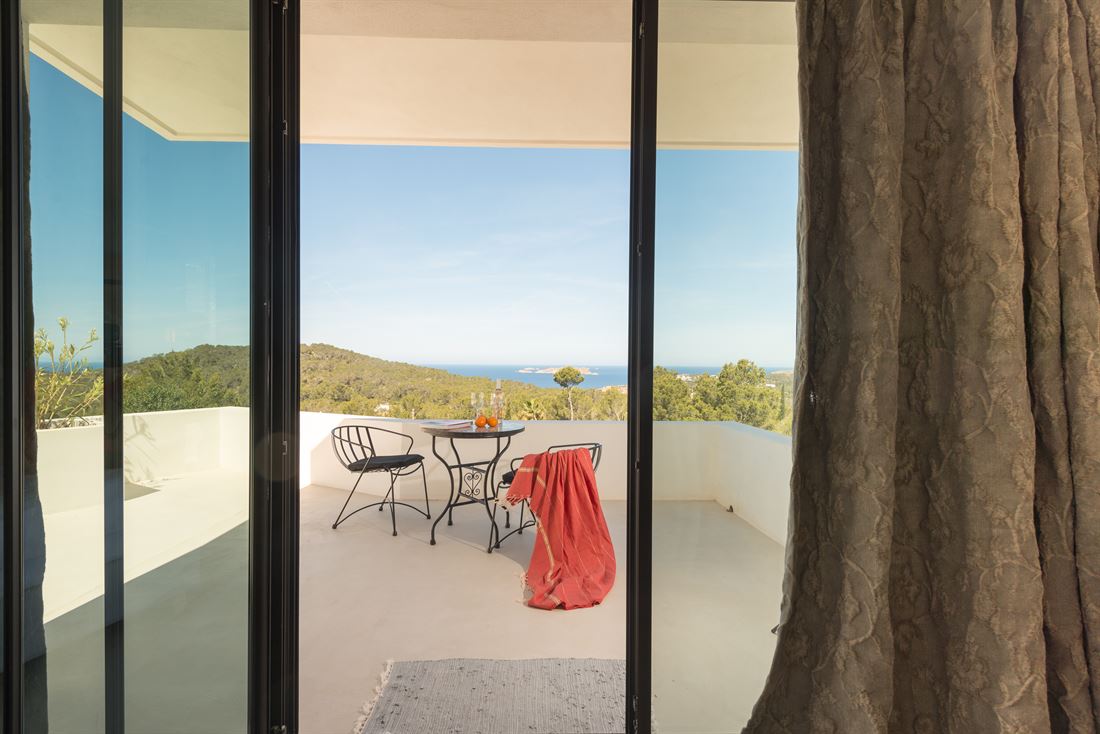 Villa de cinq chambres à Cala Tarida avec permis de location et vue sur la mer au coucher du soleil