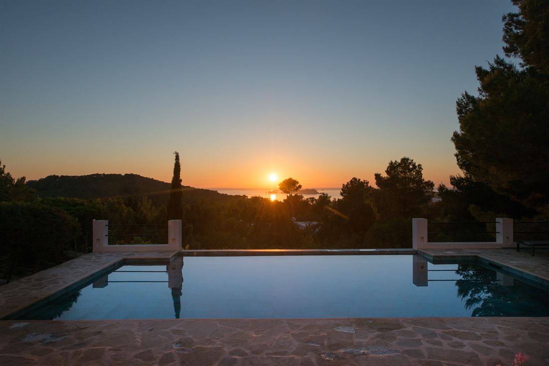 Villa de cinq chambres à Cala Tarida avec permis de location et vue sur la mer au coucher du soleil