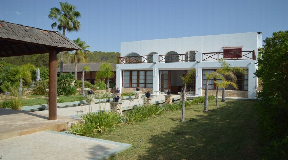 Villa à vendre avec grande piscine et très beau jardin près de San Augustin