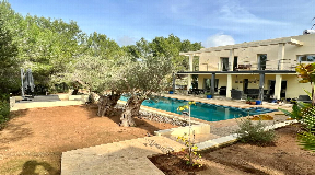 Villa moderne avec vue sur la verdure dans un cadre idyllique d'une intimité absolue près d'Ibiza