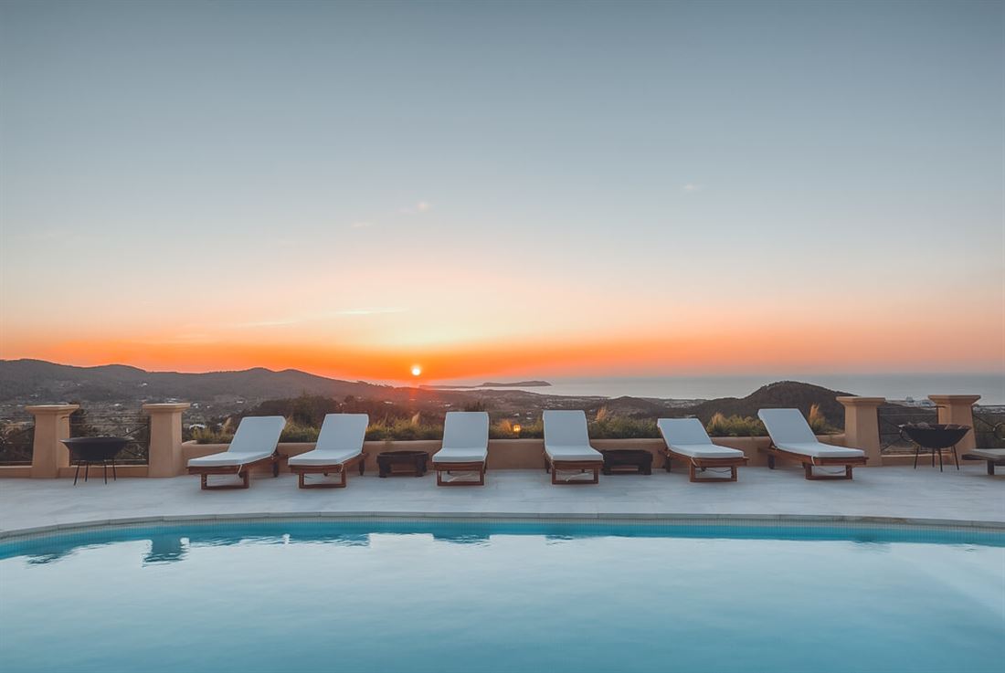 Villa Avec De Superbes Vues Panoramiques Sur La Mer Et Le Coucher Du ...