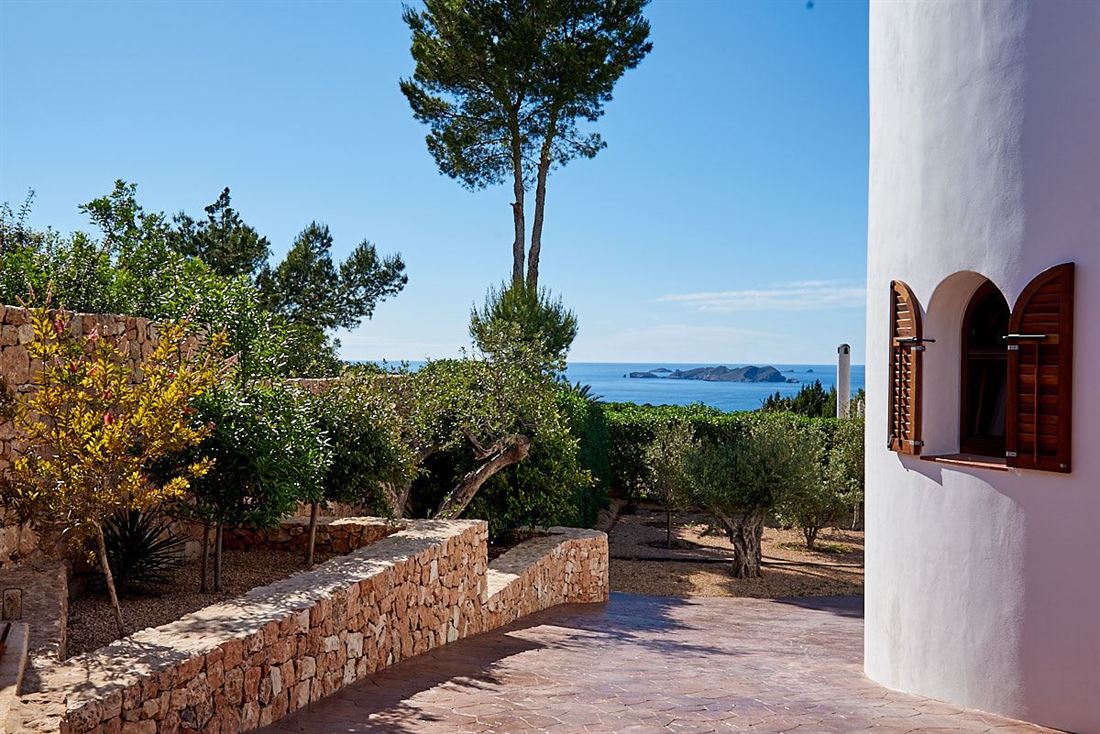 Villa méditerranéenne située dans les collines entre San Jose et Cala Tarida avec une belle vue sur la côte ouest