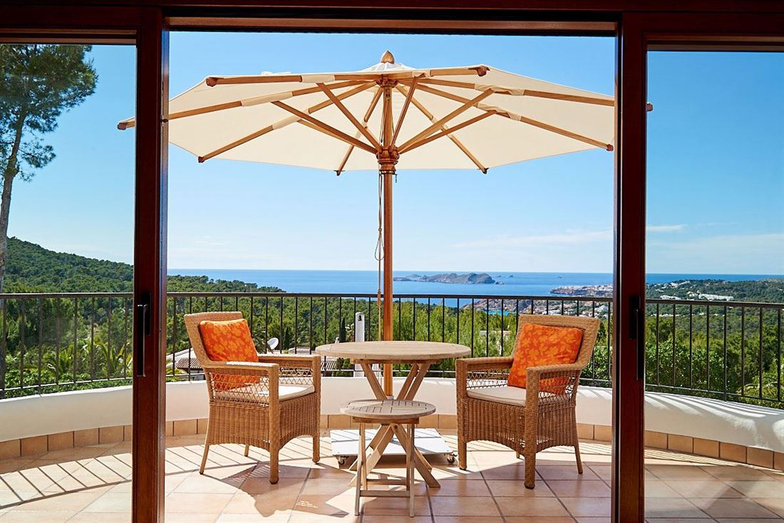 Villa méditerranéenne située dans les collines entre San Jose et Cala Tarida avec une belle vue sur la côte ouest