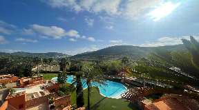 Penthouse avec piscine sur le toit et vue sur les montagnes luxuriantes Pinar Golf
