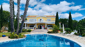 Villa tranquille de style andalou avec vue imprenable sur la mer à San Carlos, Ibiza
