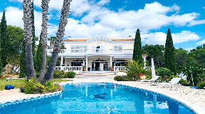 Villa tranquille de style andalou avec vue imprenable sur la mer à San Carlos