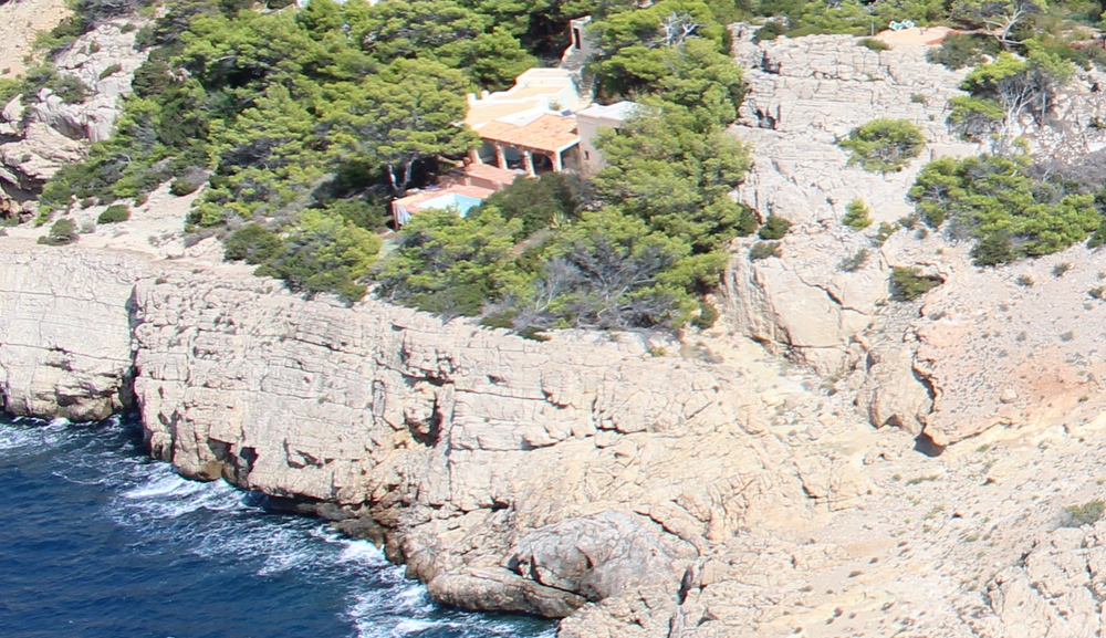 Belle villa à vendre avec un accès direct à la mer